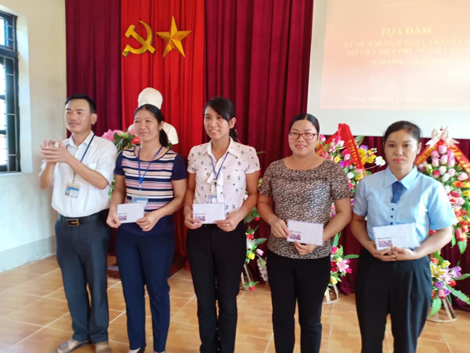 Đồng chí Nguyễn Văn Trường trao phần thưởng cho các đội bóng
