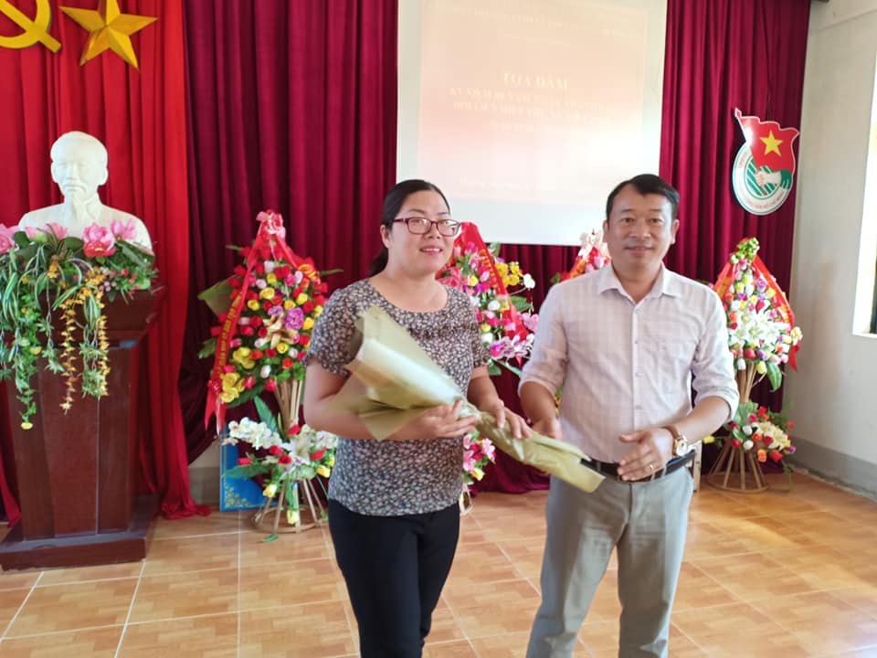 ảnh 5, Đồng chí Cà Văn Minh tặng hoa cho chị em nữ công