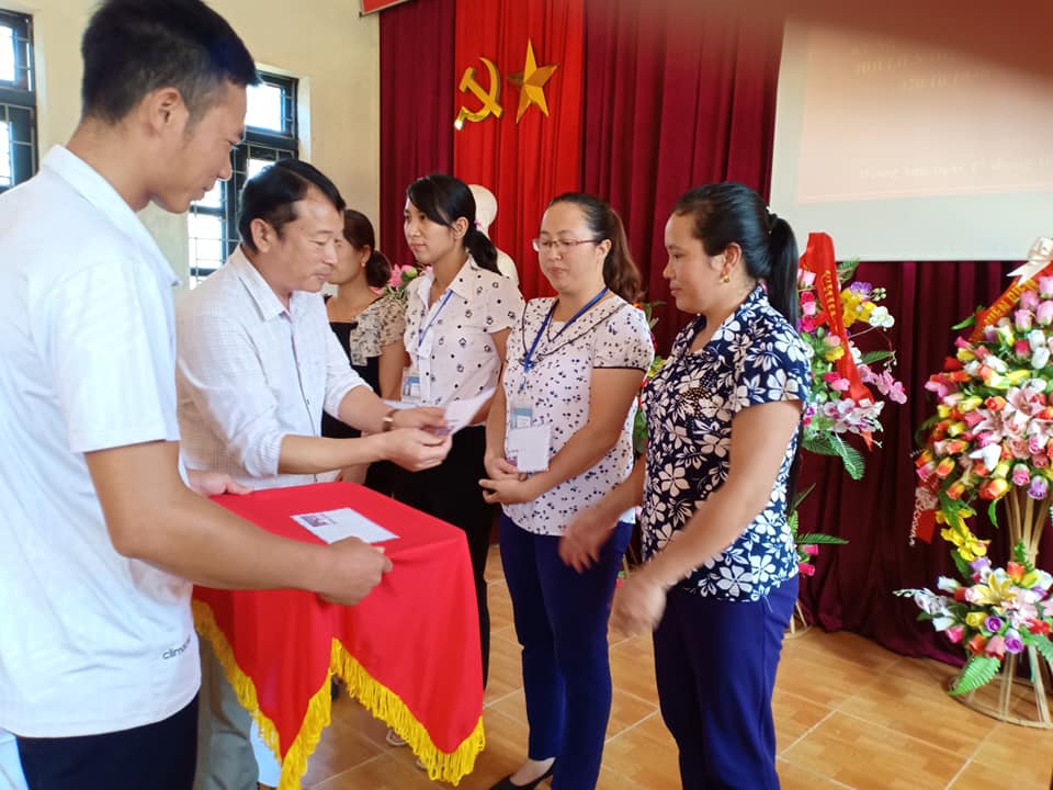Ảnh 6 Đồng chí Cà Văn Minh tặng quà cho các nữ công đoàn viên xuất sắc