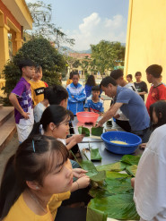 Trường PTDTNT THPT huyện Mường Ảng tổ chức gói bánh Chưng, cho học sinh trải nghiệm