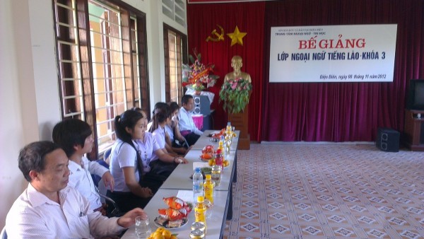 Bế giảng lớp tiếng Lào tại Trung tâm