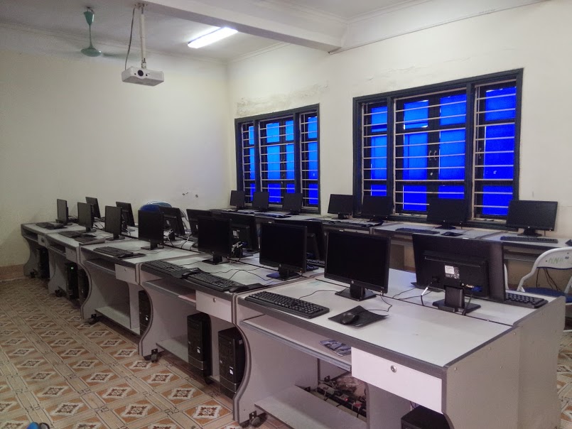 Máy tính, mạng Internet đã hiện diện phổ biến ở hầu hết các trường học (Phòng học tại Trung tâm Ngoại ngữ - Tin học tỉnh Điện Biên)