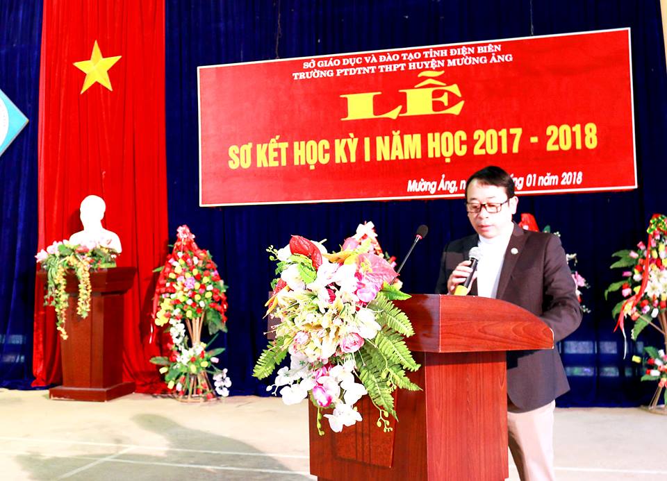 Thầy Cà Văn Minh- Hiệu trưởng thông qua báo cáo thành tích học kì 1