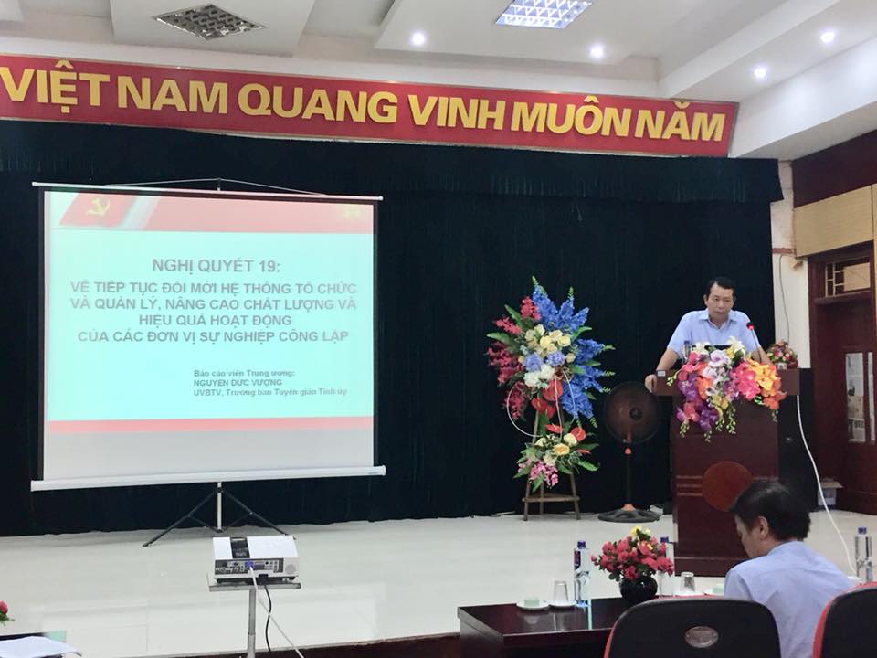 Cán bộ quản lý và giáo viên trường PTDTNT THPT huyện Mường Ảng tham gia tập huấn, bồi dưỡng chính trị, chuyên môn đầu năm học 2018-2019