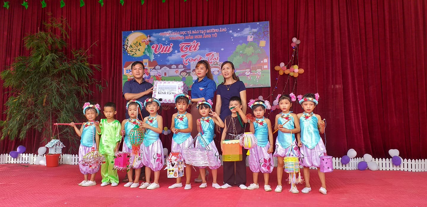 ảnh 5 Thầy giáo Nguyễn Tiên Phong tặng quà và lồng đèn cho các cháu trường Mầm non xã Ảng Tở