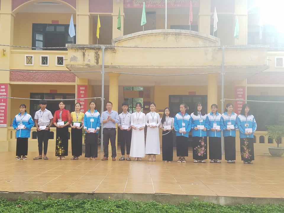 ảnh 3 Thầy Cà Văn Minh Hiệu trưởng nhà trường trao phần thưởng cho các em học sinh đạt giải học sinh giỏi cấp cơ sở
