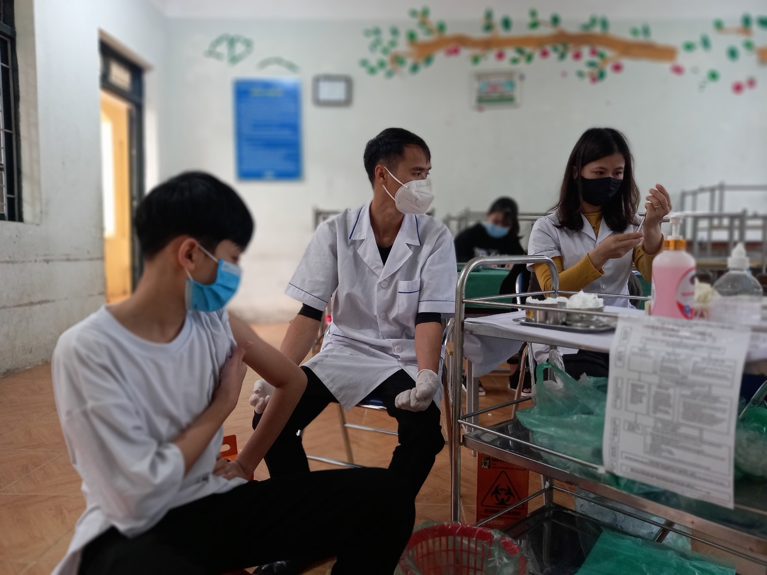 Thực hiện tiêm phòng vắc xin Covid - 19 mũi 2 cho học sinh trường PTDTNT THPT huyện Mường Ảng
