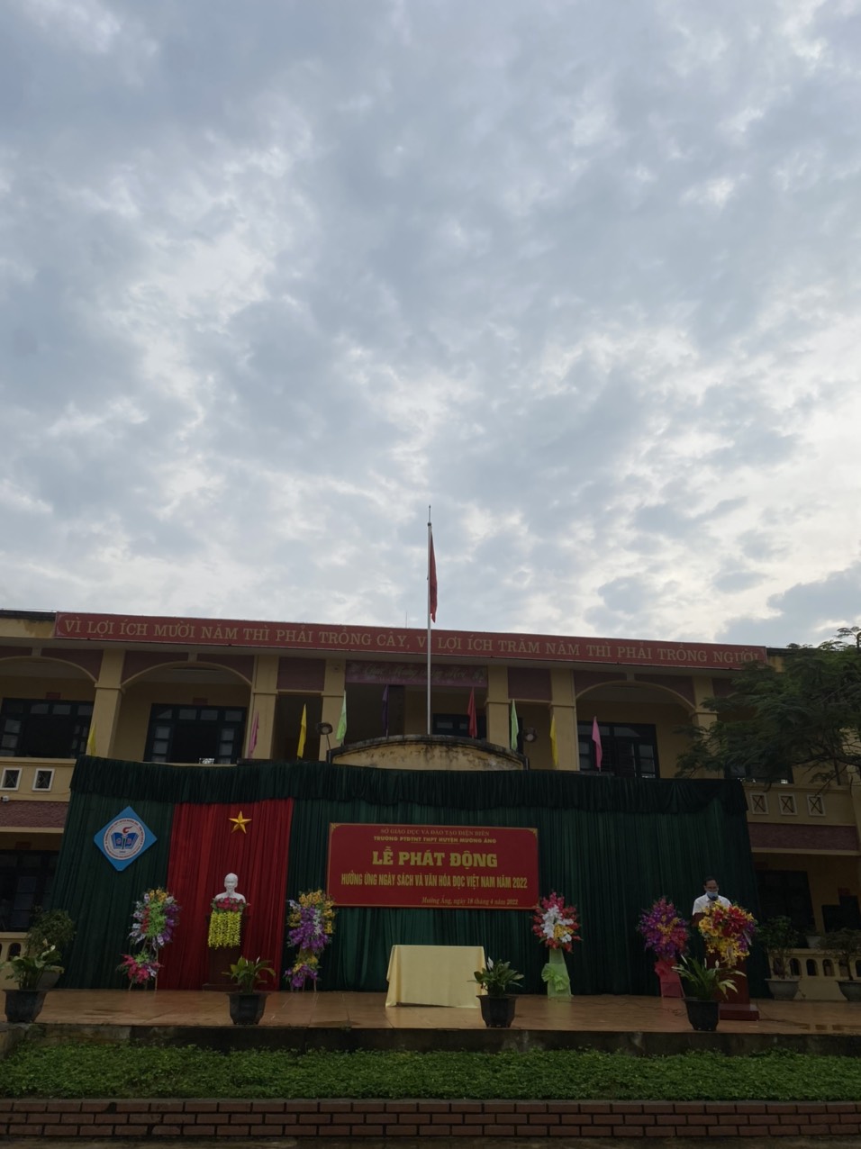 Trường PTDTNT THPT huyện Mường Ảng tổ chức lễ phát động hưởng ứng ngày sách và văn hóa đọc Việt Nam năm 2022