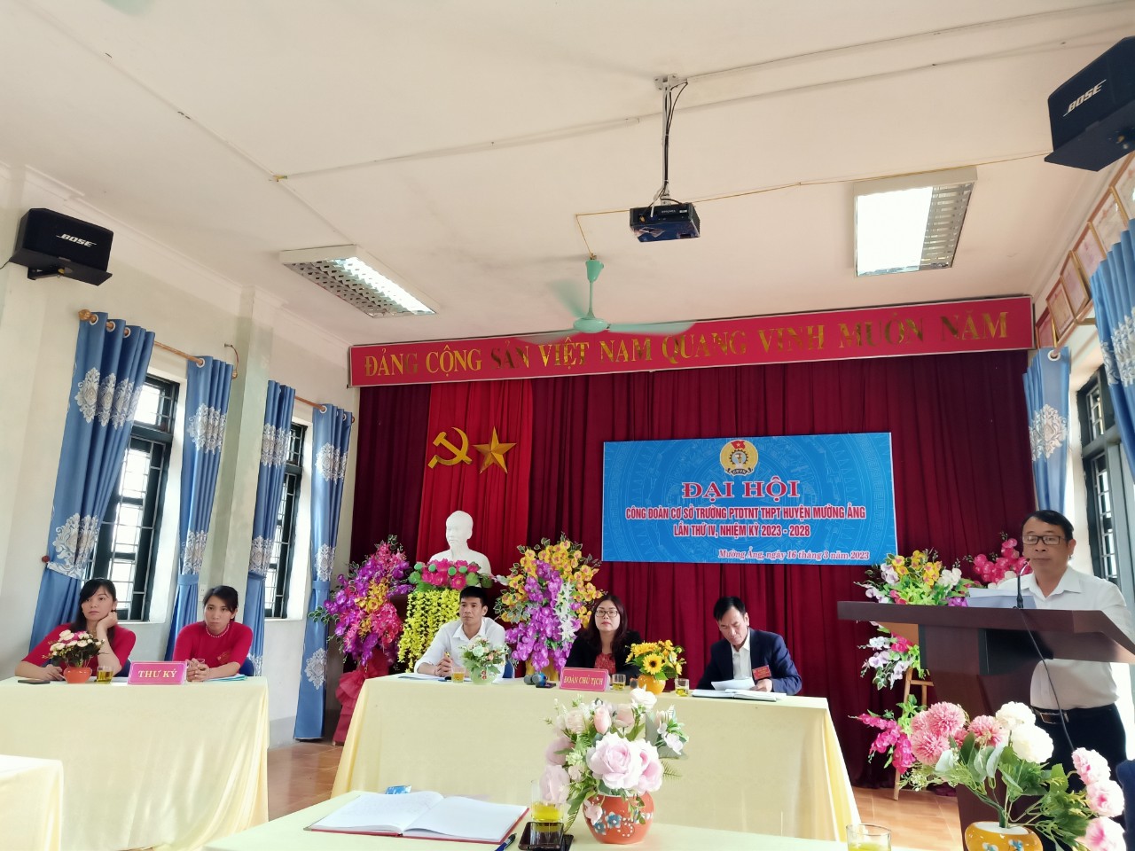 Ảnh 4 đồng chí Cà Văn Minh Bí thư chi bộ Hiệu trưởng nhà trường phát biểu chúc mừng Đại hội